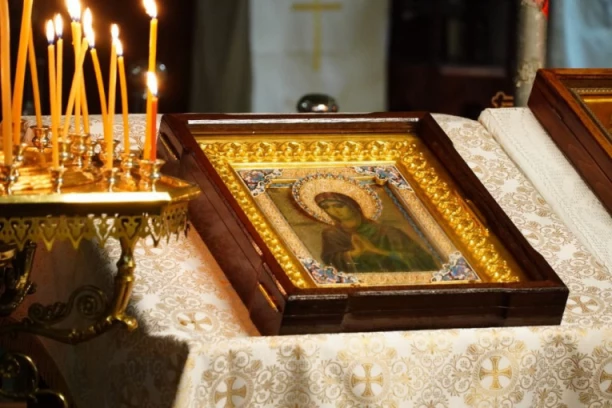 SVEŠTENIK JE DONEO IKONU U BOLNICU, ZAPOČEO MOLITVU: A BOGORODICA JE TADA POČELA DA MIROTOČI: Dirljivo svedočanstvo o čudu Božjem (VIDEO)