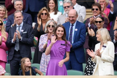 KEJT MIDLTON GRCALA NA VIMBLDONU - EMOTIVAN MOMENAT SVIMA PROMAKAO: Tiho zaplakala, nećete ostati imuni (VIDEO)