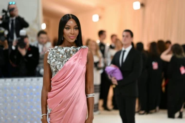 NAOMI NIKAD BOLJE NIJE IZGLEDALA NEGO U ZLATNOM BIKINIJU: Fanovi masovno nudili tumačenja šta je u njenom donjem delu kupaćeg