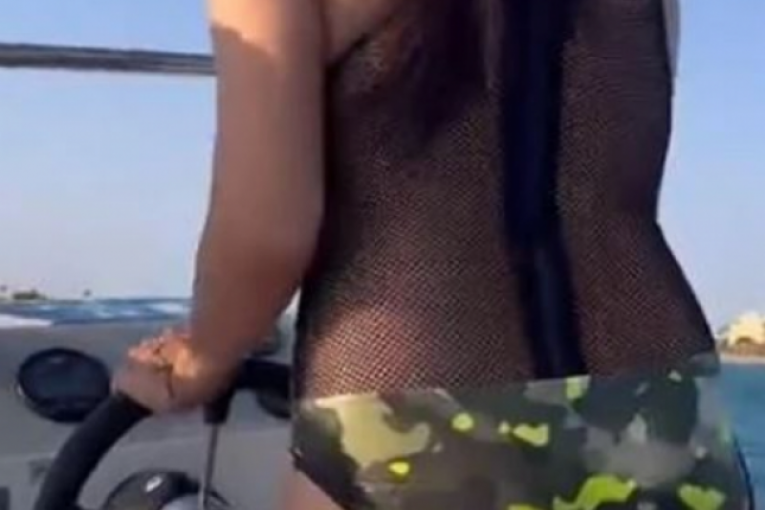 Tanja Savić uživa na moru sa pilotom Mukijem Bešićem