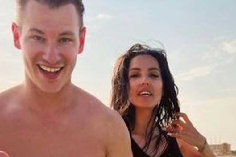 Tanja Savić uživa na moru sa pilotom Mukijem Bešićem