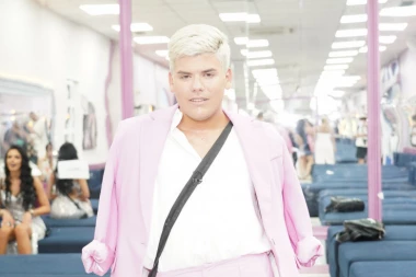 UROŠ STANIĆ PONOVO U PORODIČNOM DOMU! Emotivni susret sa MAJKOM, prizor koji kida dušu, a na vratima ga sačekao ON! (VIDEO)