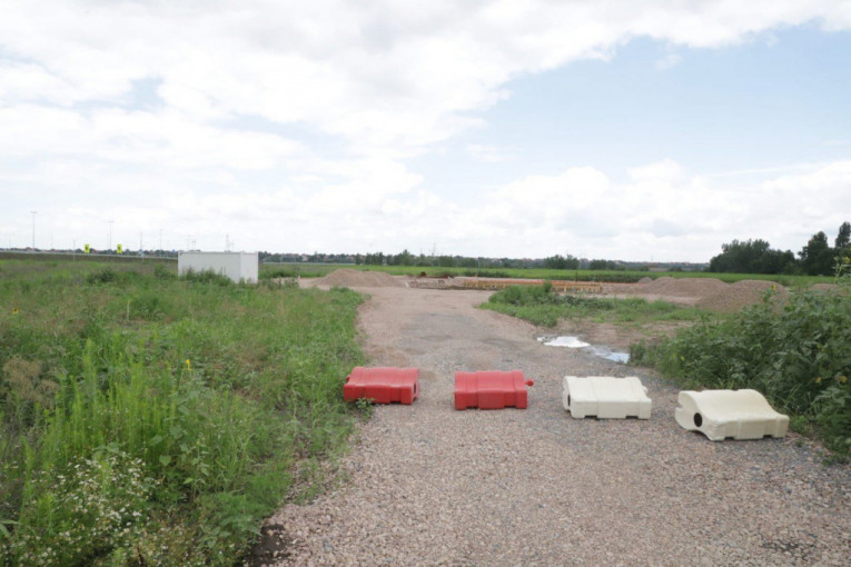 Betonska baza, Surčin