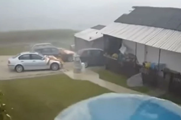 POČELO JE! VELIKO NEVREME U GUČI! Vetar i kiša nose sve pred sobom! (VIDEO)