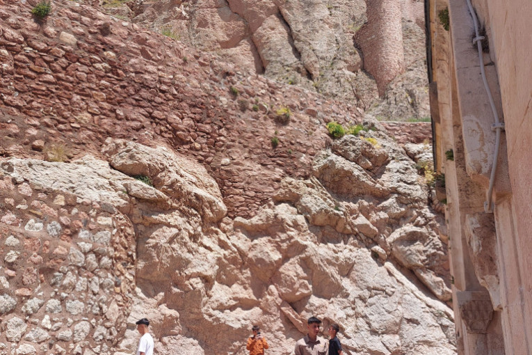 Ceo kraj obiluje ostacima utvrđenja, palata...