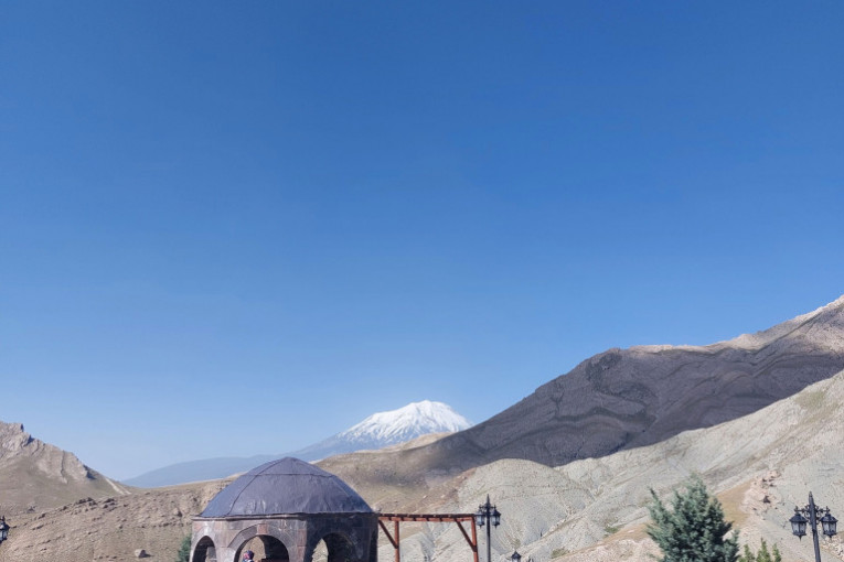 Vrh Ararata je cele godine prekriven snegom i ledom