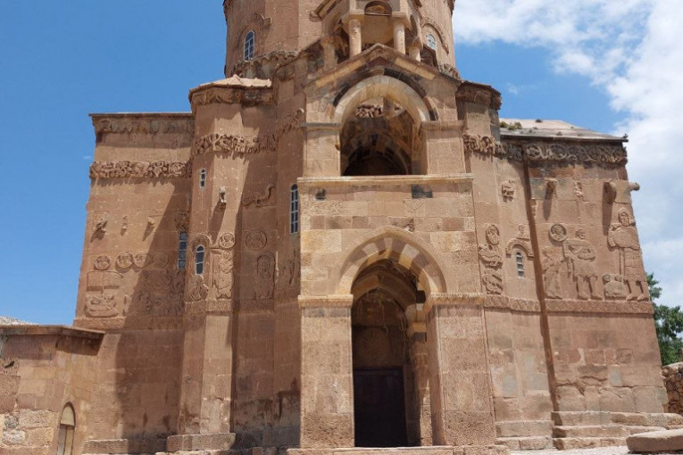 Crkva Svetog krsta je jermenska crkva iz X veka