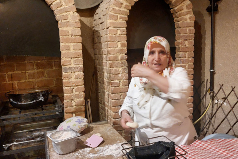 U lokalnom restoranu hleb mese pred gostima