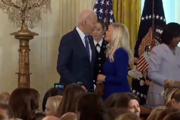 BAJDEN KRENUO DA POLJUBI DRUGU ŽENU PORED SVOJE SUPRUGE: Novi gaf američkog predsednika! (VIDEO)