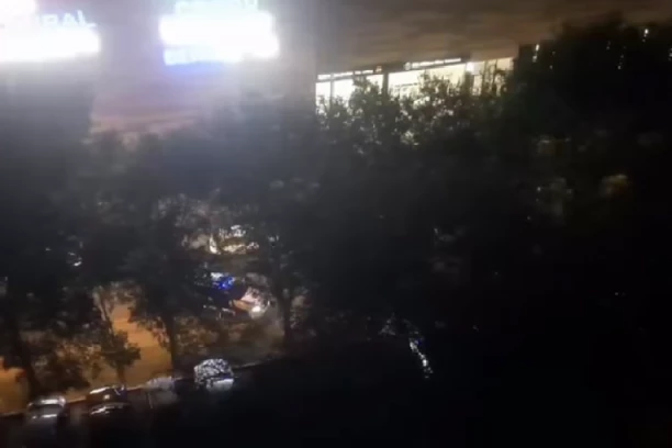 STIŽU JAKE POLICIJSKE SNAGE! TUČA NAVIJAČA I DALJE "BESNI"! Ljudi preplašeni: "Samo sam čekala da se zapuca!" (VIDEO)