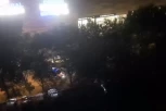 STIŽU JAKE POLICIJSKE SNAGE! TUČA NAVIJAČA I DALJE "BESNI"! Ljudi preplašeni: "Samo sam čekala da se zapuca!" (VIDEO)