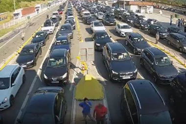 EVZONI BLOKIRAN, U KOLONAMA SE ČEKA I PREKO TRI SATA! Srpski turisti očajni na grčkoj granici, ovo su ALTERNATIVNE RUTE ZA PRELAZ