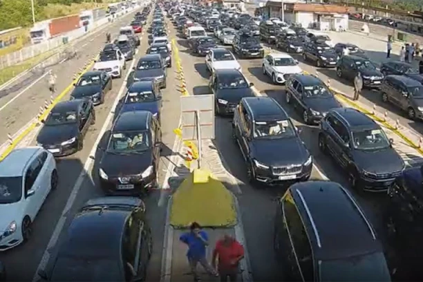 EVZONI BLOKIRAN, U KOLONAMA SE ČEKA I PREKO TRI SATA! Srpski turisti očajni na grčkoj granici, ovo su ALTERNATIVNE RUTE ZA PRELAZ