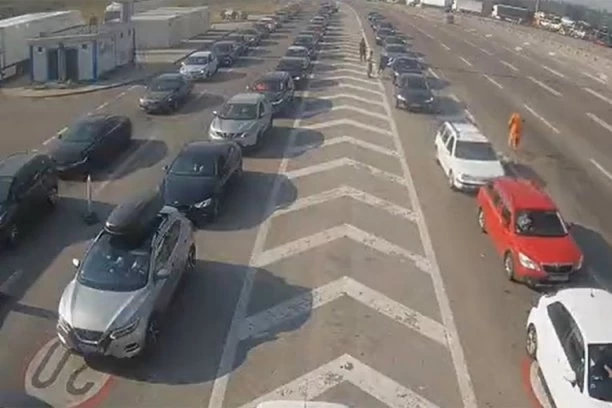 VAŽNO OBAVEŠTENJE AKO STE KRENULI NA PUT! Nema zadržavanja na putničkim terminalima, kamioni čekaju najviše šest sati!