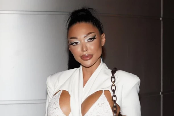 OVO JE MAJKA MAJE MARINKOVIĆ! Prve slike žene koja ju OSTAVILA kad je bila BEBA, popadaće vam vilice kada vidite koliko liče (FOTO)