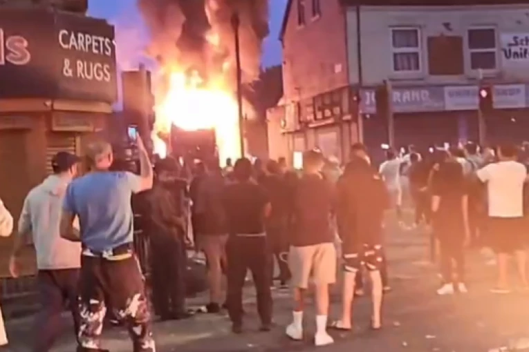 DEVOJČICA ZAPALILA GRAD! Treću noć zaredom GORE ULICE, policija ne zna kako huligane da zaustavi (VIDEO)