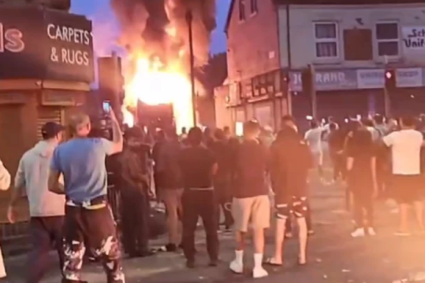 DEVOJČICA ZAPALILA GRAD! Treću noć zaredom GORE ULICE, policija ne zna kako huligane da zaustavi (VIDEO)