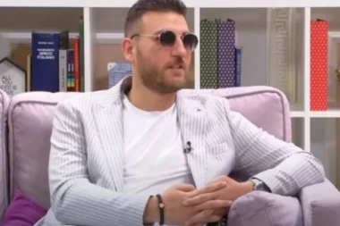 PRVE FOTOGRAFIJE SA NOVOM DEVOJKOM, NJENA LEPOTA OBARA SA NOGU! Tri godine nakon razvoda pevača stigle PREDIVNE VESTI!