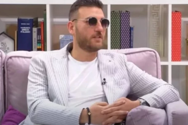 PRVE FOTOGRAFIJE SA NOVOM DEVOJKOM, NJENA LEPOTA OBARA SA NOGU! Tri godine nakon razvoda pevača stigle PREDIVNE VESTI!