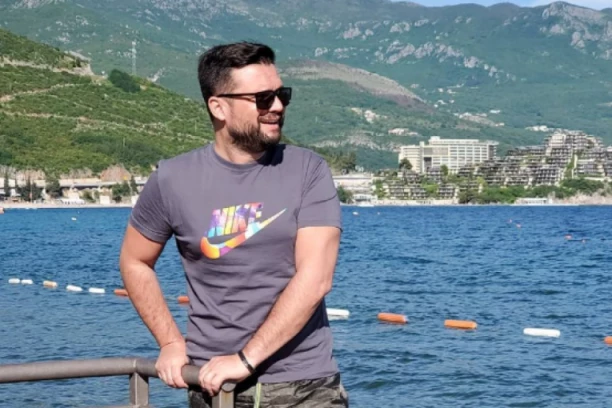 PEVAČ KUPIO KUĆU U BUDVI, A PRASIĆE MU ČUVA KOMŠIJA: Ovaj luksuzan život se viđa samo na filmovima!