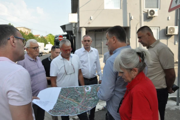Sastanak predstavnika opštine Savski Venac i JKP "Beogradski vodovod i kanalizacija" sa građanima na Autokomandi koji su pretrpeli štetu usled nedavnih padavina