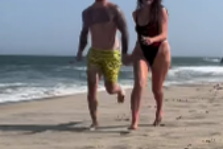 Dalila Dragojević sa dečkom Markom na plaži