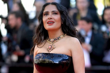 SALMA (57) NOSI HALJINU KOJA VIZUELNO STVARA FIGURU PEŠČANOG SATA: Ovaj komad radi kao magija