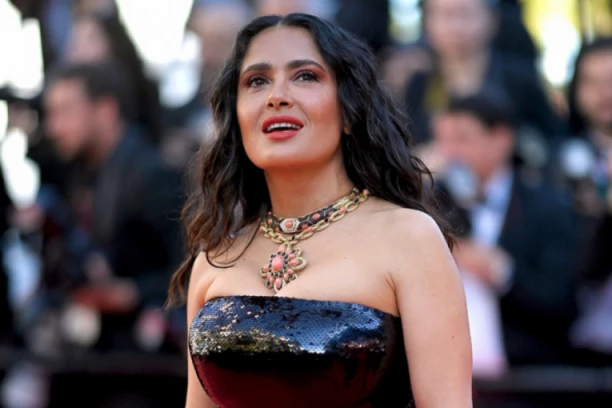 SALMA (57) NOSI HALJINU KOJA VIZUELNO STVARA FIGURU PEŠČANOG SATA: Ovaj komad radi kao magija