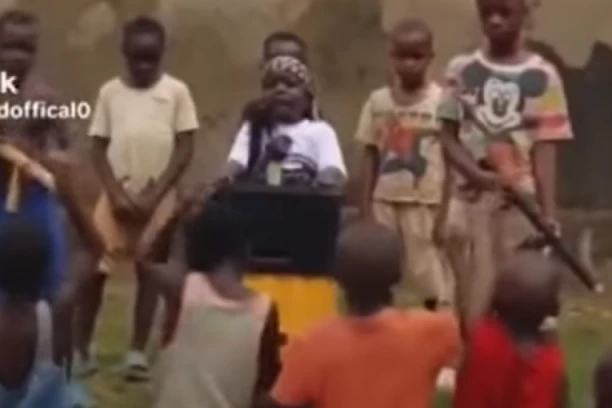 DECA IZ UGANDE SE IGRAJU ATENTATA NA TRAMPA: Hit snimak se brzinom svetslosti širi društvenim mrežama (VIDEO)