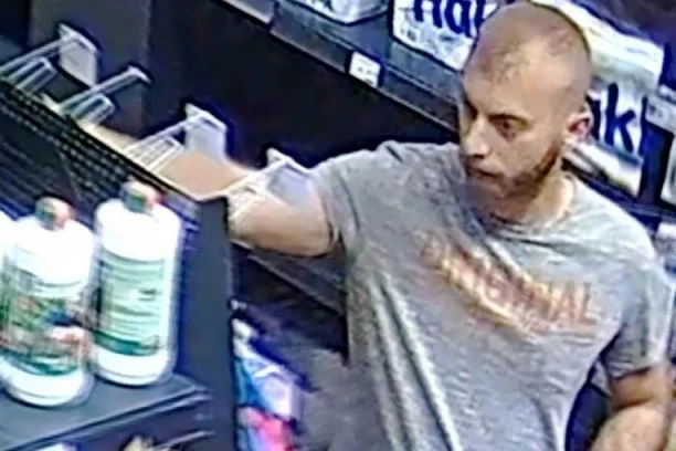 PRE NEGO ŠTO GA JE IZBO, SNIMILE GA KAMERE! Zbog brutalnog ubistva bivšeg šefa dizajna "Rols rojsa" uhapšen Srbin (22)! (FOTO/VIDEO)