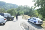 POLICIJA BLOKIRALA PUT, STIGLI FORENZIČARI I TUŽILAC: Evo šta se trenutno dešava u selu u kom je ubijen FATON HAJRIZI! (VIDEO)