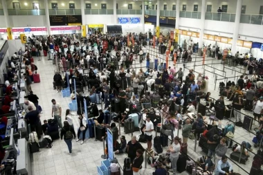 UPOZORENJE AKO PUTUJETE U OVU ZEMLJU! Tamo je upravo sve stalo! Vozovi i avioni zaustavljeni, putevi blokirani, a škole zatvorene!