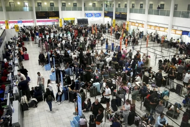 UPOZORENJE AKO PUTUJETE U OVU ZEMLJU! Tamo je upravo sve stalo! Vozovi i avioni zaustavljeni, putevi blokirani, a škole zatvorene!