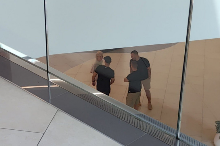 Andjelo Ranković sa majkom bez Anite Stanojlović