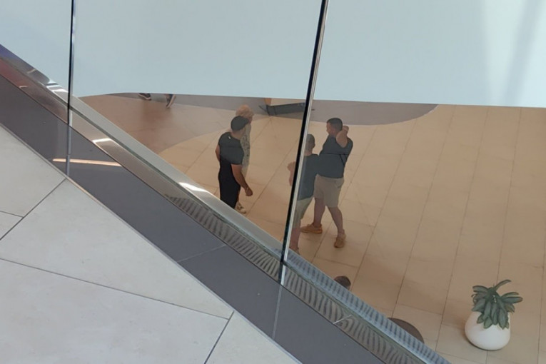 Andjelo Ranković sa majkom bez Anite Stanojlović