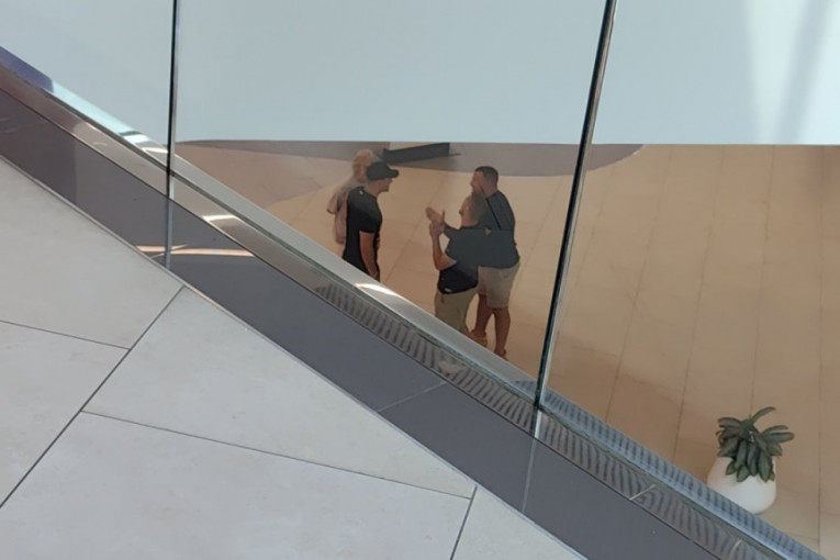 Andjelo Ranković sa majkom bez Anite Stanojlović