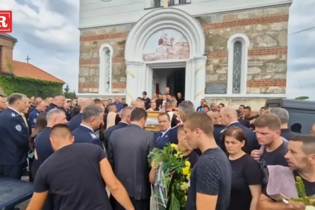 ZAVRŠENO OPELO U DRAGINCU! Jecaji odjekivali grobljem, nosi se Nikolin kovčeg od CRKVE DO GROBLJA! (FOTO, VIDEO)