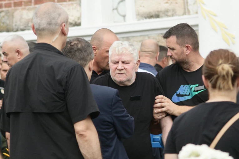 MINISTAR U SUZAMA IZAŠAO IZ CRKVE: Izjavio saučešće porodici ubijenog policajca! (FOTO+VIDEO)