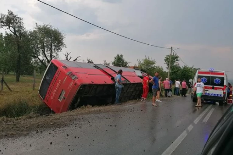 PETORO POVREĐENO U IZLETANJU AUTOBUSA S PUTA KOD ARANĐELOVCA! Epilog strašne saobraćajke u Orašcu, evo u kakvom stanju je vozač