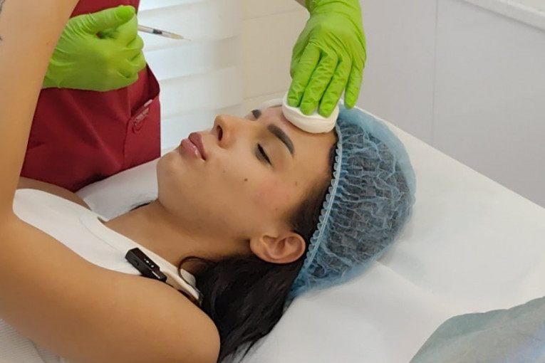 Anita Stanojlović kod plastičnog hirurga