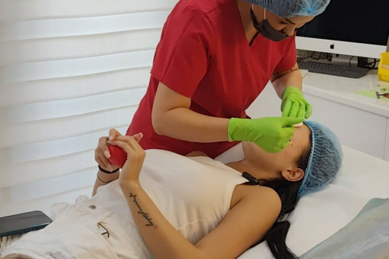 Anita Stanojlović kod plastičnog hirurga