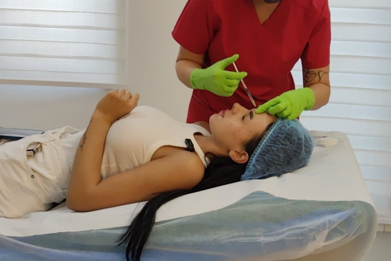 Anita Stanojlović kod plastičnog hirurga