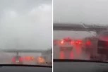 POTPUNI KOLAPS NA MILOŠU VELIKOM! PARKIRANI AUTOMOBILI ISPOD NADVOŽNJAKA: Od siline pljuska se ne vidi ništa, vozila stoje, kroz sivilo samo "sevaju" migavci! (VIDEO)