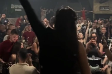 DRAMA NA NASTUPU NAŠE PEVAČICE: Totalni HAOS u publici, OBEZBEĐENJE bilo u pripravnosti, a onda se desio PREOKRET! (VIDEO)