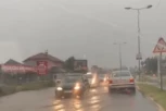 U OVOM DELU SRBIJE JE POTOP! AUTOMOBILI KAO DA IDU KROZ JEZERO, A NE PUTEM: Saobraćaj otežan, vozila "mile"! (VIDEO)