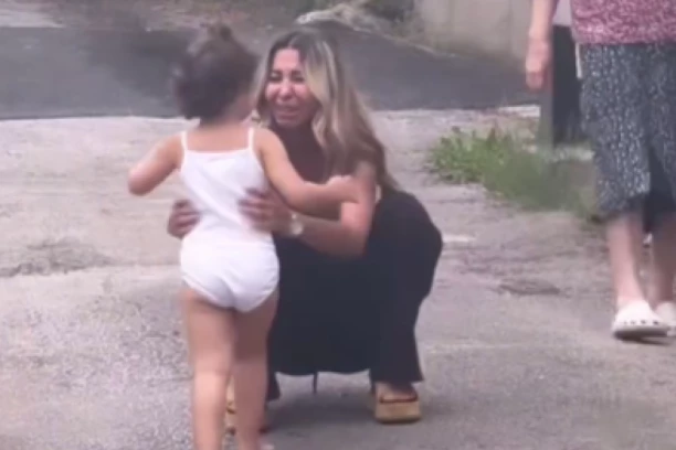 ANELI SE SLOŠILO KADA JE UGLEDALA ĆERKU POSLE DESET MESECI: Dete ju je jedva prepoznalo, ona jaukala na sav glas! (VIDEO)