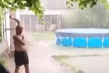 KOME TREBA BAZEN, KADA PLJUŠTI KIŠA! Ovaj čovek je nevreme preokrenuo u svoju korist, izašao ispred kuće i uradio OVO! (VIDEO)