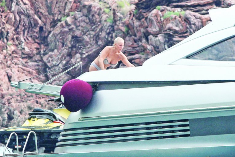 Lepa Brena na jahti koju je Boba Živojinović prodao dva puta