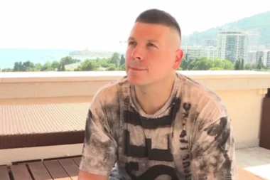 SIN SLOBE RADANOVIĆA NAPADNUT NA PLAŽI: Drama u Budvi, pevač morao HITNO da reaguje!