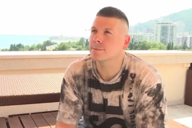 SIN SLOBE RADANOVIĆA NAPADNUT NA PLAŽI: Drama u Budvi, pevač morao HITNO da reaguje!